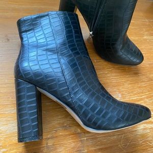 Pretty little thing black boot